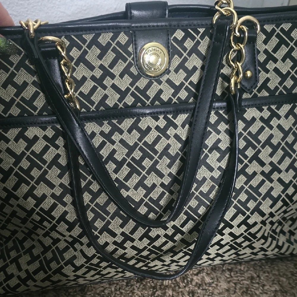 Tommy Hilfiger TH Patterned Black & Tan W/ Gold Hardware Large Tote (EUC)✨️🖤✨